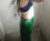 Hot Bhabhi ko bathroom me nahate huye dekhliya to chod diya from chachi ko bathroom me nahate dekha to ghus pakad