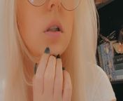 Hot nerdy blonde in glasses plays with pussy from chating and showing mp4