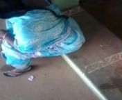 SATIN SILK SAREE AUNTY BACK from saree aunty back ass touching in bus boy sex video