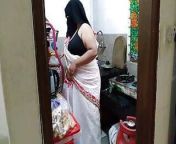 (Tamil Maid Ki Jabardast Chudai malik) Indian Maid Fucked by the owner while cooking in kitchen - Huge Ass Cum from tamil maid riding owner dick