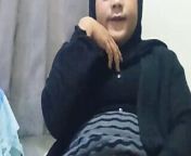 Crossdresser Hijab Masturbates and Play with Buttplug from shemale hijab