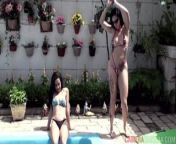 Gatas safadas tomando banho de sol na piscina from isabella monstrando video de piscina