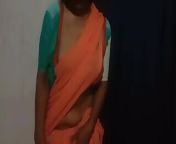 Srilankan sexy girl Ware sari and open her bobo,Hot girl some acting her clothes removing, sexy womenepisode from sari school sex