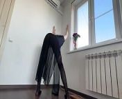 worship big legs in tights stretching show from trailer sketching model