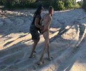 La poliziotta fa spogliare l'uomo in una spiaggia pubblica - enm cfnm from policewoman naked phot