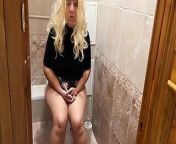 Milf was sitting in the toilet when she wanted anal sex from old ladi shitting