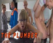 Slutty lonely housewife sucks and fucks with the plumber from лестливый телёнок двух маток сосёт