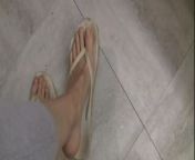 Flip Flops Toe Scrunching! from pool foot fitish flops