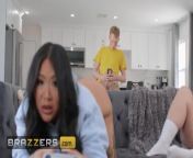 BRAZZERS - Connie Perignon & Hot Ass Hollywood Scroll On Their Phones As They Share Jimmy&apos;s Cock from ramaykrishnansex